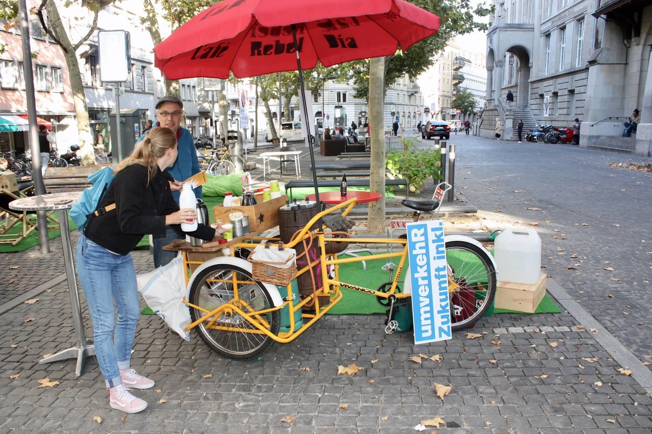 Kaffee und Kuchen von „Café Rebel Dia“ und dem Restaurant Zähringer in Zürich am PARK(ing) Day 2019