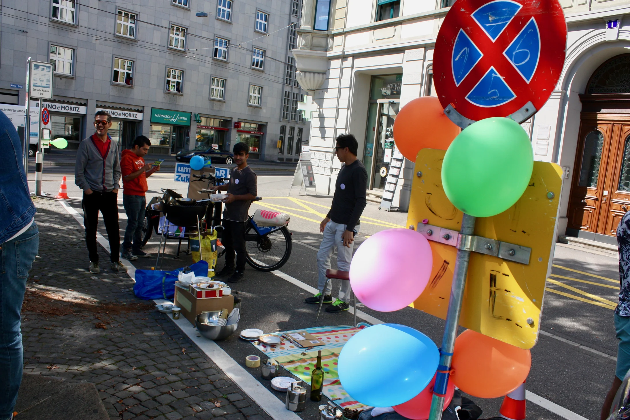 Kochen, Essen, Trinken und Diskutieren von Jafar’s kitchen in Zürich am PARK(ing) Day 2019