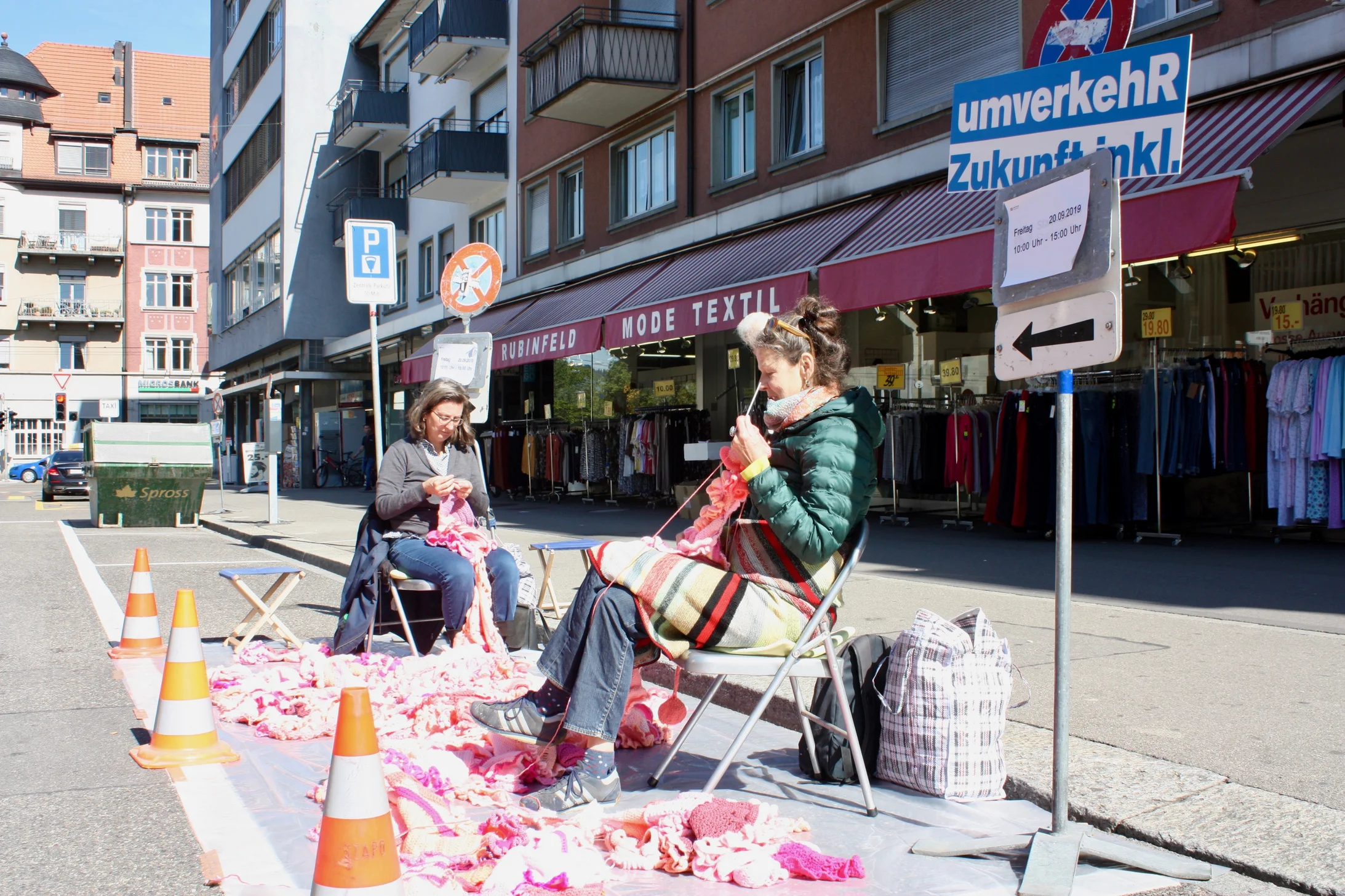 Häkelaktion von Regula, Meret und Gästen in Zürich am PARK(ing) Day 2019