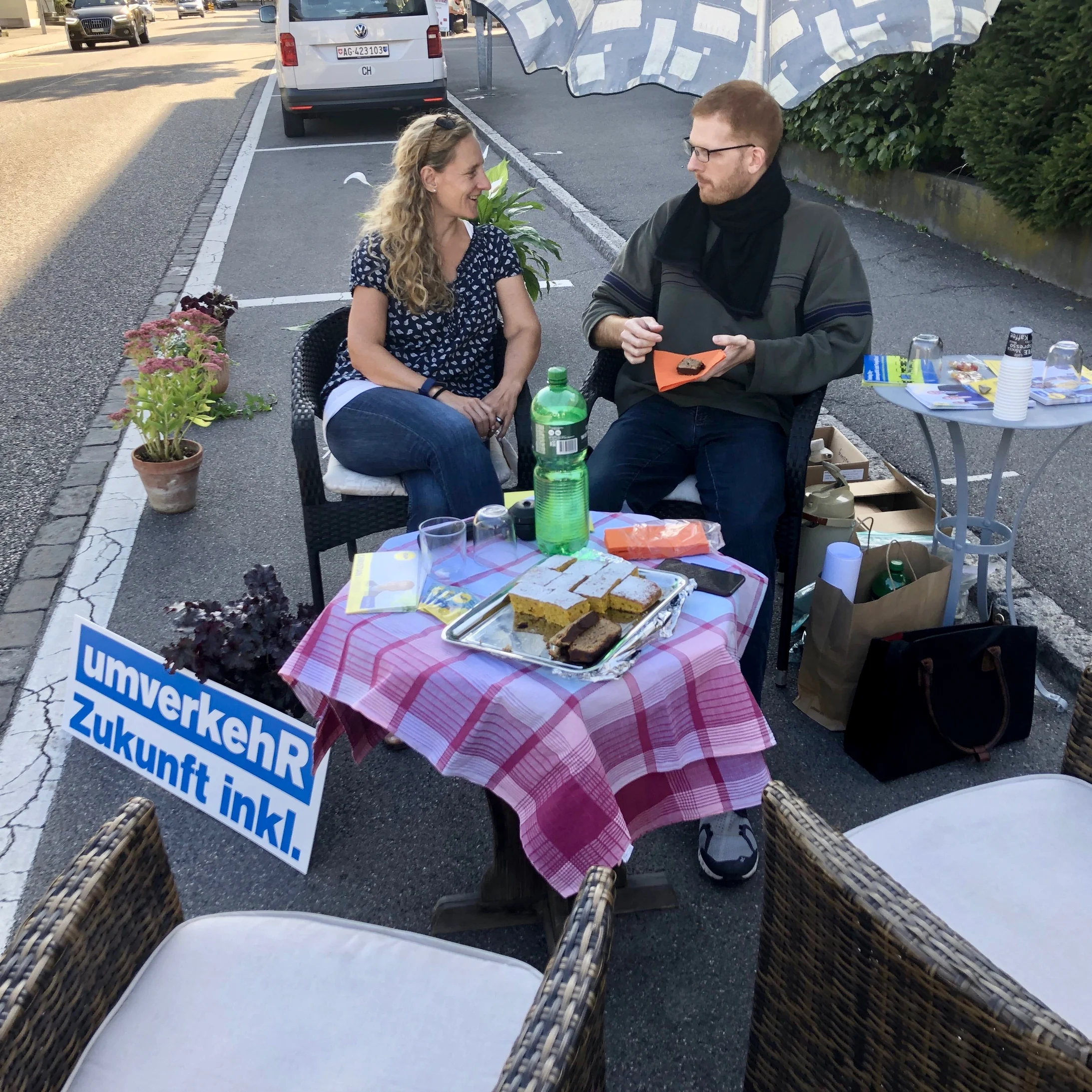 Bistro/Lounge mit Kaffee, Tee und Kuchen von Christian und Freunden In Lenzburg  am PARK(ing) Day 2019