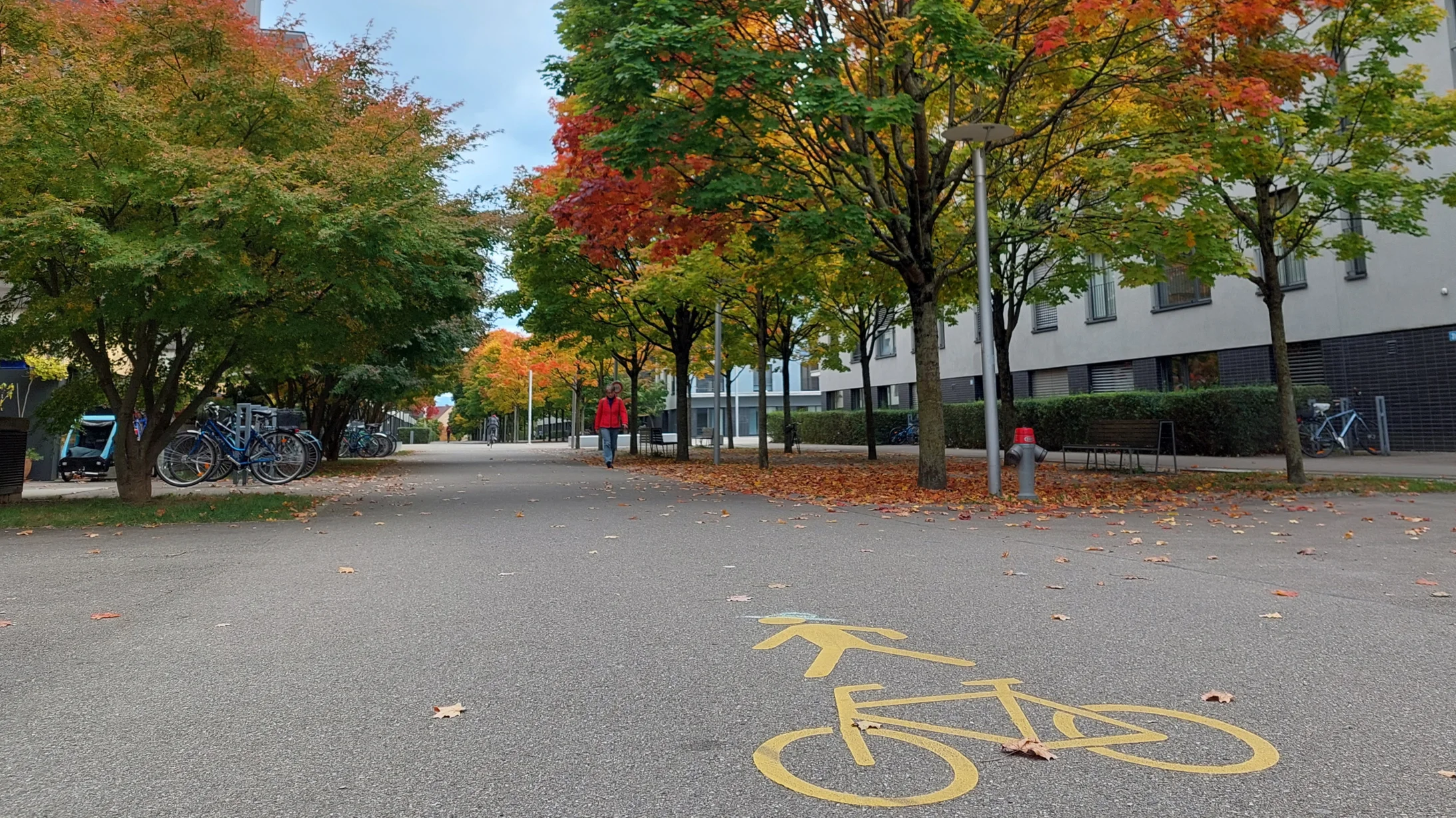 Platz zum Flanieren und Spielen in der Binzallee in Zürich.