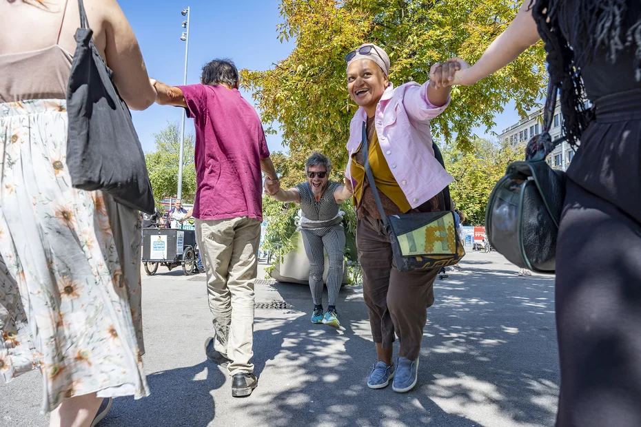 Initiative Climat Urbain. Cortège lors du dépôt des signatures.